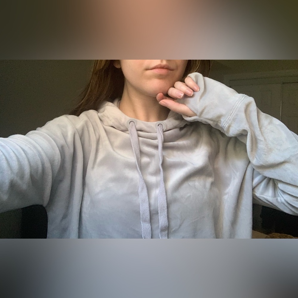 Velour cropped hoodie 🤍